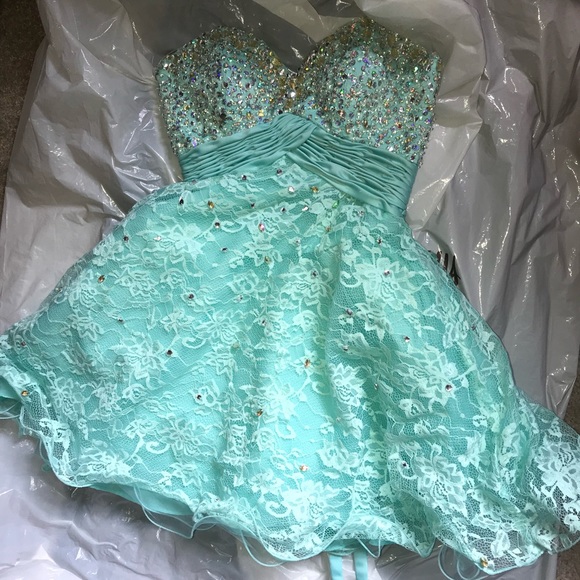 Homecoming / formal dress - Picture 2 of 2